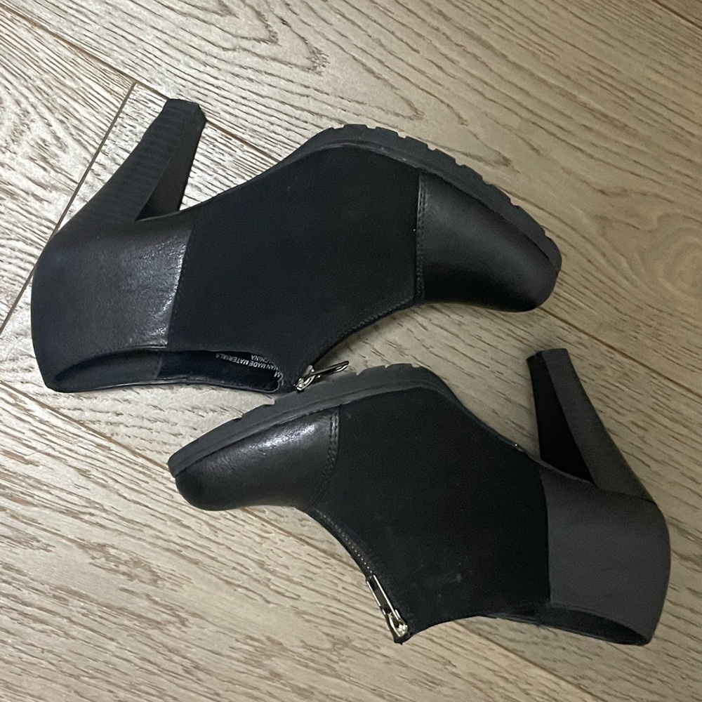 Black Heeled Boots with Sleek Design and Pointed Toe